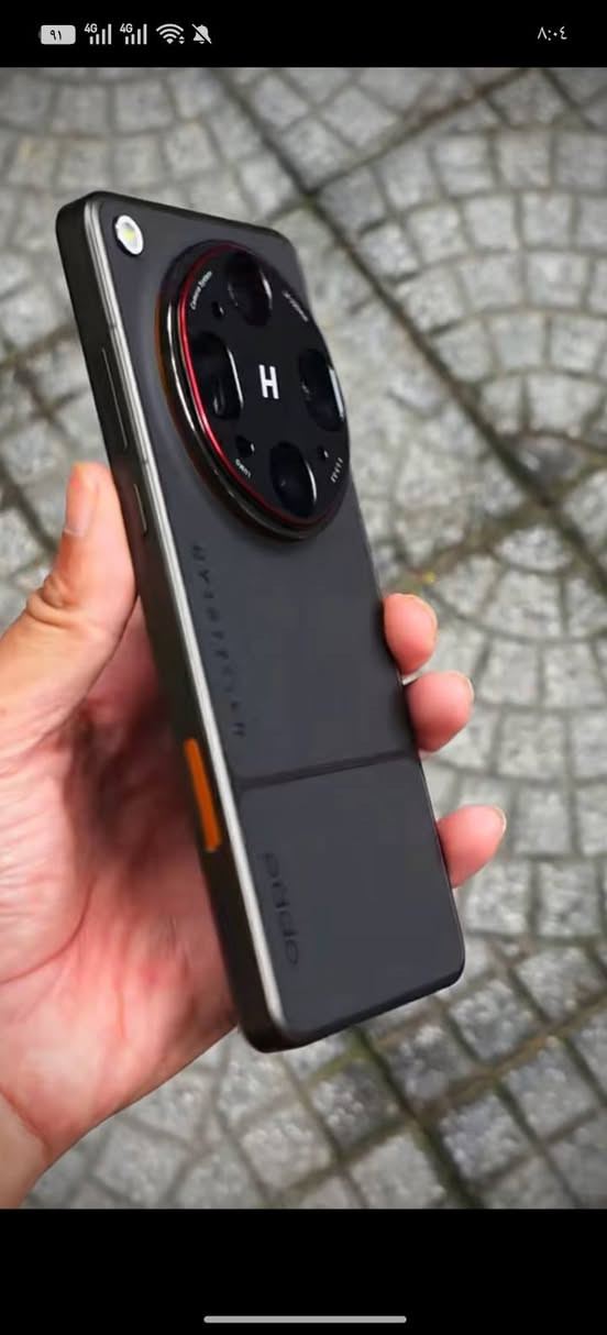 يُعد هاتف OPPO Find X9 Ultra أحد أقوى الهواتف الرائدة (Flagship) التي أطلقتها أوبو، مع تركيز استثنائي على منظومة التصوير بالتعاون مع Hasselblad.
Specifications (المواصفات الأساسية) للبيع بسعر مميز مليون 1700 النسخه الصينيه بدون غراض فقط شاحنه
​الشاشة: LTPO AMOLED بمقاس 6.82 بوصة ودقة +QHD (1440×3168)، تدعم معدل تحديث 144Hz، وسطوع أقصى يصل إلى 3600nits مع طبقة حماية Corning Gorilla Glass Victus 2.
​المعالج: Qualcomm Snapdragon 8 Elite Gen 5 (بمعمارية 3 نانومتر) يقدم أعلى مستويات الأداء والألعاب.
​الذاكرة والتخزين:
​الرام (RAM): 12GB أو 16GB من نوع LPDDR5X.
​التخزين الداخلي: 256GB / 512GB / 1TB من نوع UFS 4.1 (لا يدعم كارت ذاكرة خارجي).
​منظومة الكاميرات الخلفية (أربعة كاميرات بالتعاون مع Hasselblad):
​الأساسية: بدقة 200 ميجابكسل بمستشعر كبير مع مثبت بصري OIS.
​تقريب (Periscope Telephoto 3X): بدقة 200 ميجابكسل مع OIS.
​تقريب بعيد (Periscope Telephoto 10X): بدقة 50 ميجابكسل لتقريب بصري حقيقي حاد مع OIS.
​زاوية واسعة (Ultrawide): بدقة 50 ميجابكسل.
​تصوير فيديو يدعم دقة 8K و 4K بـ 120 إطار في الثانية مع Dolby Vision.
​الكاميرا الأمامية: بدقة 50 ميجابكسل تدعم تصوير فيديو 4K.
​البطارية والشحن:
​بطارية ضخمة بسعة 7,050mAh من نوع (Silicon-Carbon).
يُعد هاتف OPPO Find X9 Ultra أحد أقوى الهواتف الرائدة (Flagship) التي أطلقتها أوبو، مع تركيز استثنائي على منظومة التصوير بالتعاون مع Hasselblad.

نص مكتوب في الصور:
- مشاركة
