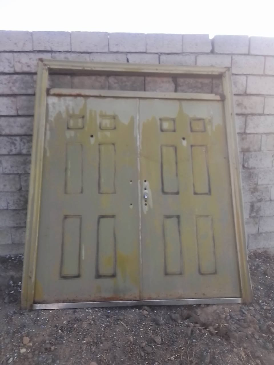 السلام عليكم يوجد باب رئيسي للبيع سعر 150ةبي مجال شي قليل
رقم.
***********
