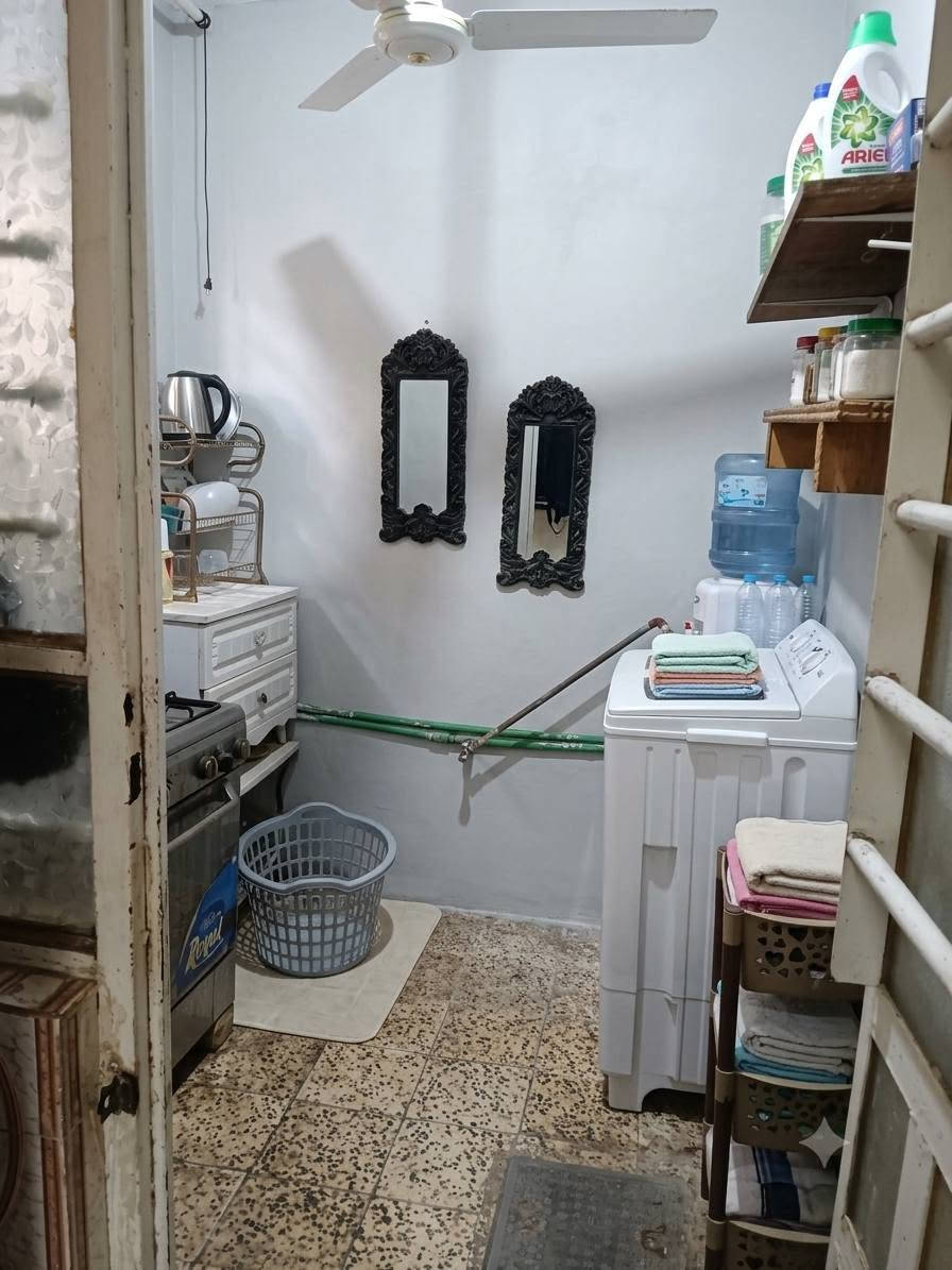 بيت للبيع 200 متر زراعي سند 25 طابق واحد استقبال و مطبخ حار وبارد وغرفتين نوم وصاله وبيتونه عالشارع
مستعجل على بيعته لغرض السفر السعر 120 مليون مع الأثاث للأستفسار ارجو الأتصال عالرقم ***********
