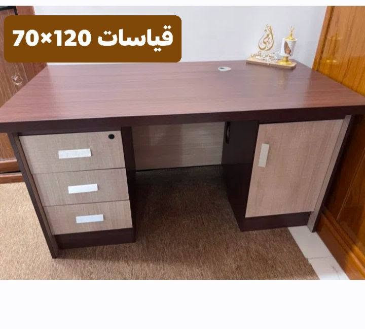 ميز مكتبي خشب صاج استخدام قليل نضيف بدون اي كسر ق 120×70
واتساب ***********
