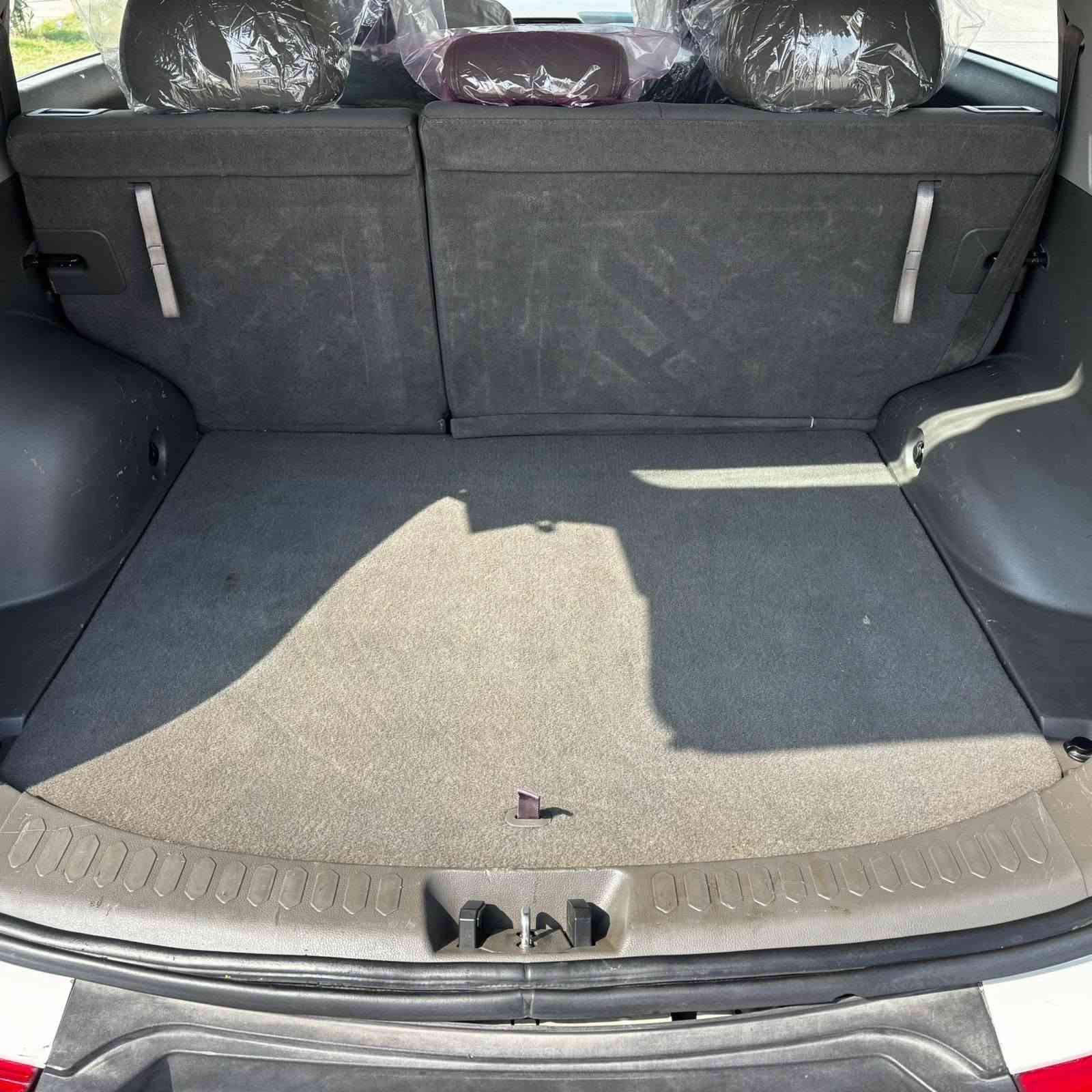 السلام عليكم
للبيع Kia Sportage
رقم بغداد 2012 رقم انكليزي الدولي
سنوية جديد / فول موصفات داخل رصاصي لد نهاري كامره وحساس اصل خمسه ويل كب اشاير بالمري تحكم استيرن يدات الابواب الخارجيه نيكل بك ليت لد الخ 
سيارة بدون ضربة بدون صبغ بدون تبديل
بدون شخوط
 شبر واحد بارد بالباب الخلفي الايسر بسيط جدآ
سيارة ع وضع الشركة داخل وخارج
محرك كير حدادية بدون اي نقص وعلى البلاد كهربائيات ع البلاد
السيارة بدون نقص برغي واحد
تبريد ثلج ثلج 🧊 🧊 
تدفئة شغالة 
السعر ١٢٨ 
مكان السيارة حله شارع الجمعيه
للاستفسار الاتصال على الرقم 
***********
