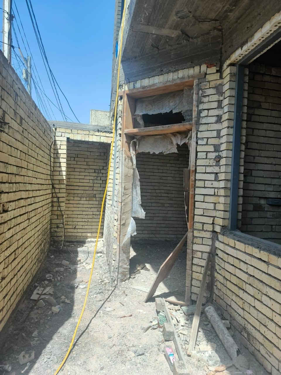 السلام عليكم بيت نصر مهندسين بالشريط 100 متره بيت هيكل يحتوي على مطبخ واستقبال واربع غرف السعر 230$ واتساب***********
