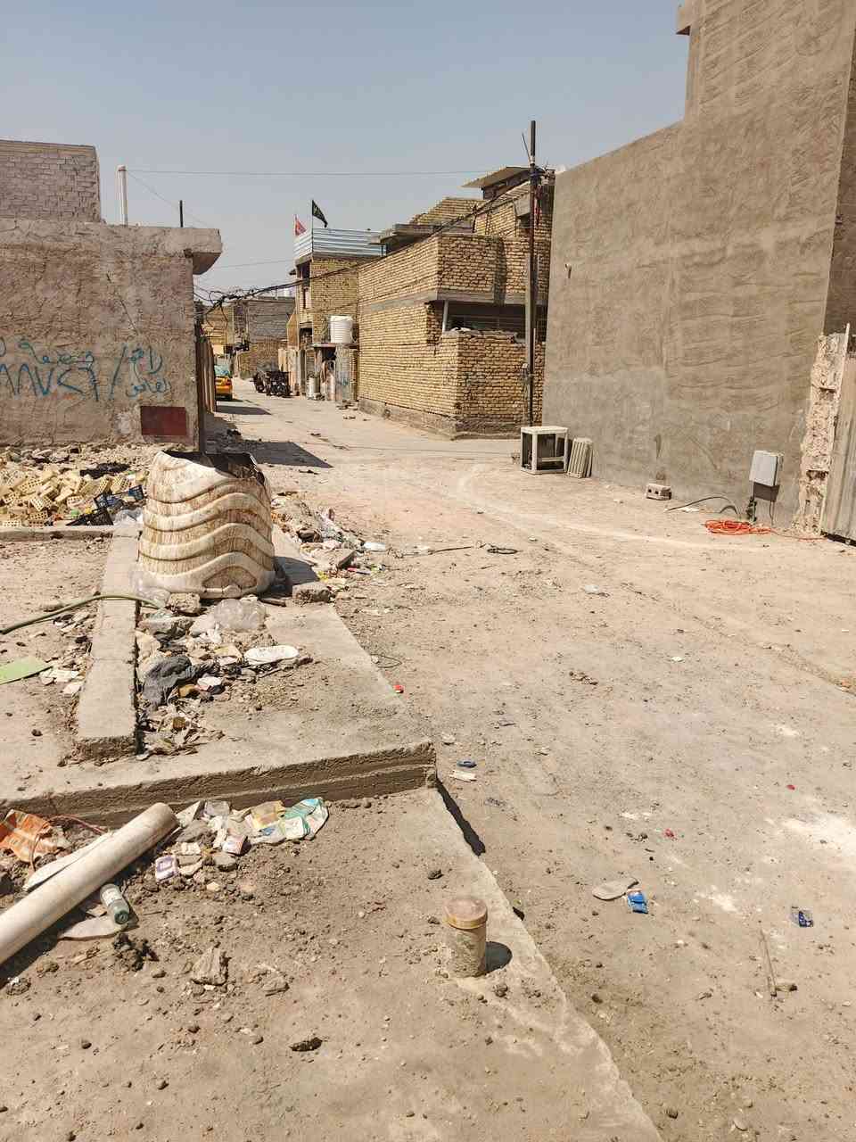 السلام عليكم قطعه للبيع مساحه 100متر عرضها 8متر والطول 12متر رفت درجه أولا ارتفاعا 40 سانتيم طالع بتلو شريطي ارتفاعا 10 سانتيم  العنوان الشعله الدوانم خلف السجه بشارع ابو الحرار السعر 40 وبيه اللأستفسار الاتصال علا الرقم ***********
