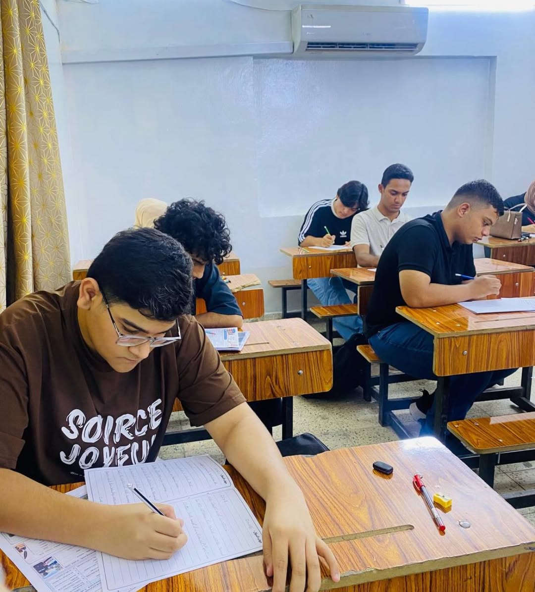 جانب من امتحانات مادة اللغة الإنكليزية
للصف السادس العلمي – دفعة ٢٠٢٧

🔥 السادس العلمي مستمرين وياكم خطوة بخطوة
الأستاذ أحمد حقي… ملك الإنكليزي 

البلديات / مقابل الإطفاء
داخل ثانوية الشهيد أحمد راضي للبنين

 ***********
***********
