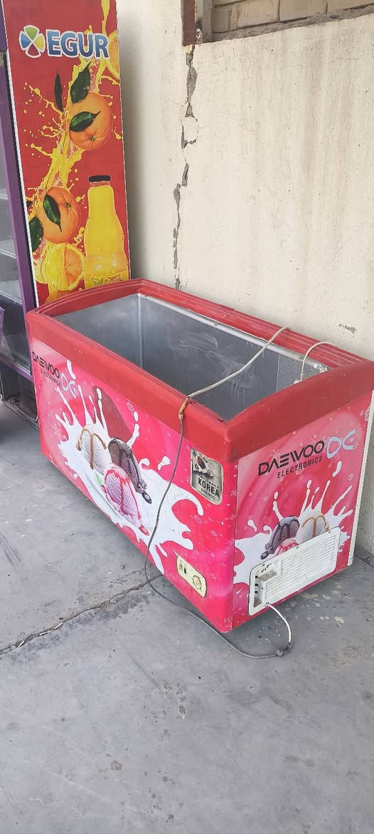 يا الله ثلاجة نضيفة - تبيردها ممتاز (تجميد)- طولها تقريبا متر ونص - سعرها 200الف وبيها مجال وخادم للطيبين - للتواصل *********** عالواتس آب - *********** على الخط
