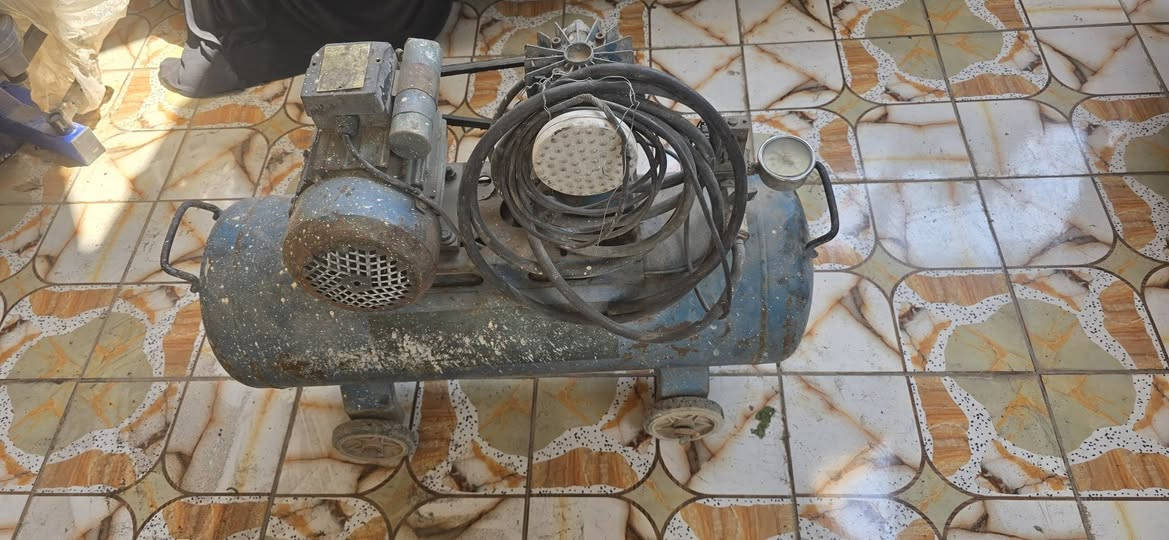 كنبريسرات للبيع العدد ٢ الشراي يجي خاص او ينتصل عله الرقم ***********العنوان حله السعر انتصل وتدلل التفاصيل 
الازرك حجم ٧٥ عل فحص كهرباء سنكل 
البرتقالي حجم ٥٠ عل فحص بانزين 
الشراي ينتصل ويدلل حلة, بابل
