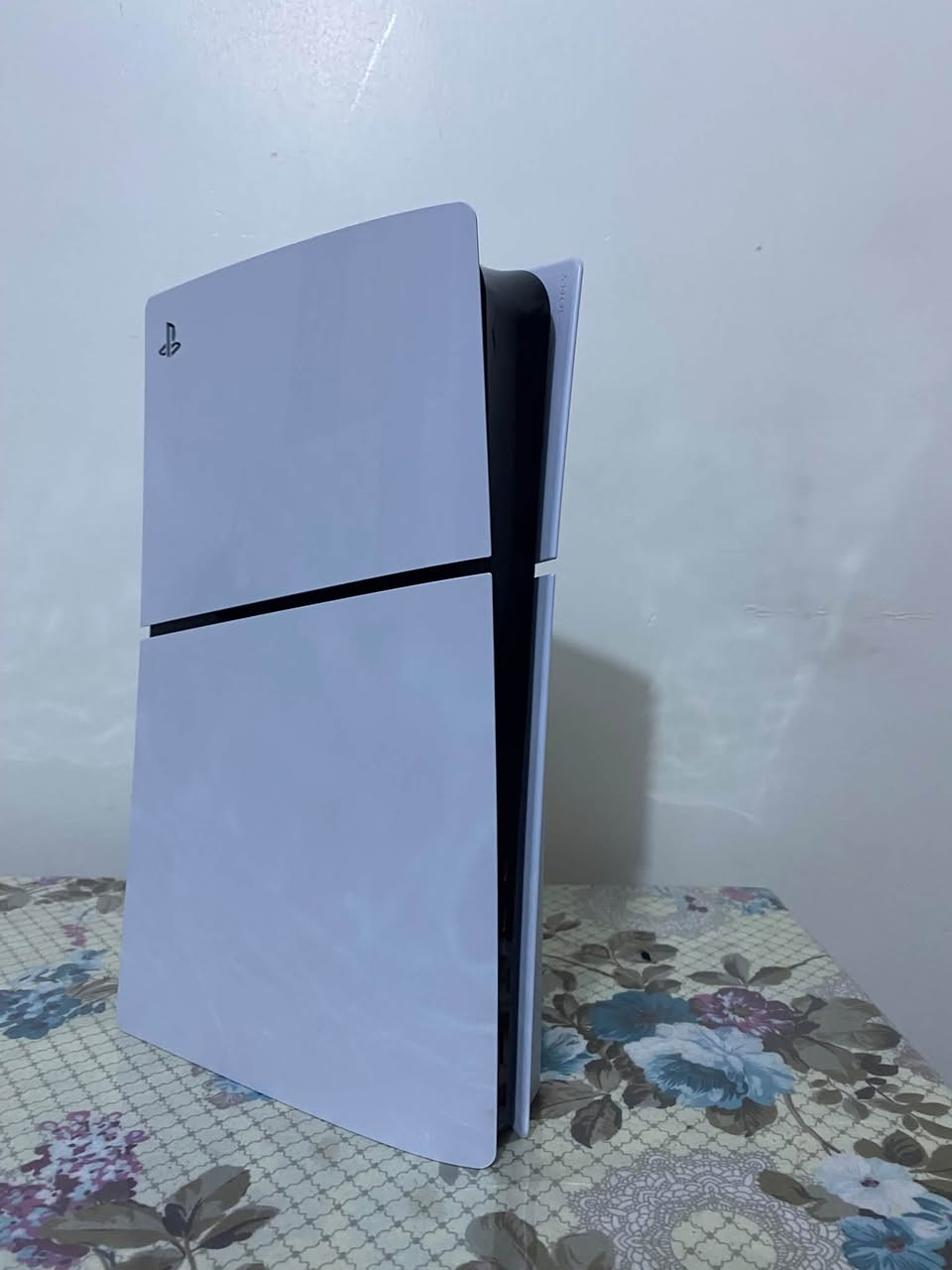 السلام عليكم بلي 5 سلم للبيع 

مساحته 1 تيرا
وياه اليدة الاصلية
اقراص العاب : battlefield 1
                                       Gta v premium edition
                                      Titanfall 2
مع كامل ملحقاته 

مكاني بغداد العامرية 

سعرة 900

للاستفسار : ‭***********‬
