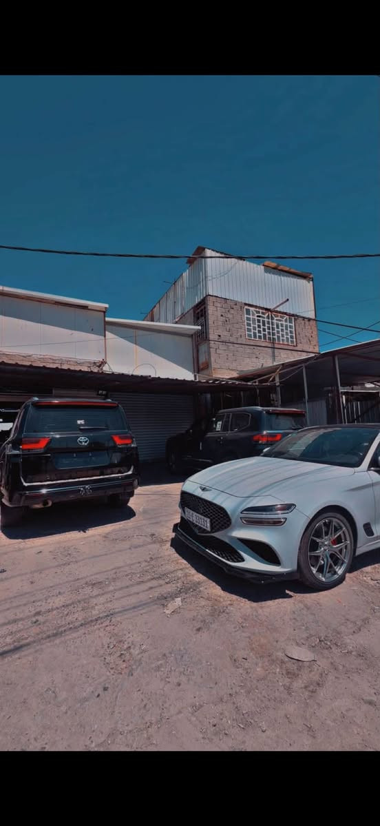 GENESIS
G70 
3.3 twin turbo 🔥🚀
رقم بغداد فول مواصفات 
بانوراما رادارات ومواصفات الجنسس الفول معروفة 
ويالة BSS 
مغلفهة PPF 
حادثهة 3 قطع والسونار موجود بلصور وغير السونار مكفول 
كير مكينة مكفولات 
ماشية 78 ألف
215 $وبيها مجال 
مكاني ساحة عدن او بسماية 
***********
