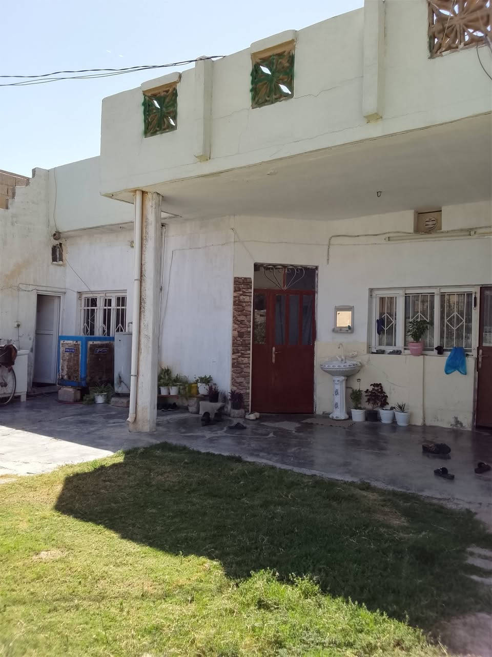 السلام عليكم ورحمه الله
دار للبيع 
المساحة 240 متر طابق واحد ركن
يحتوي على غرفتين نوم 
+مطبخ+استقبال
المكان/حي النداء خلف جامع عبدالواحد 
السعر المطلوب 70  وبي مجال 

***********
