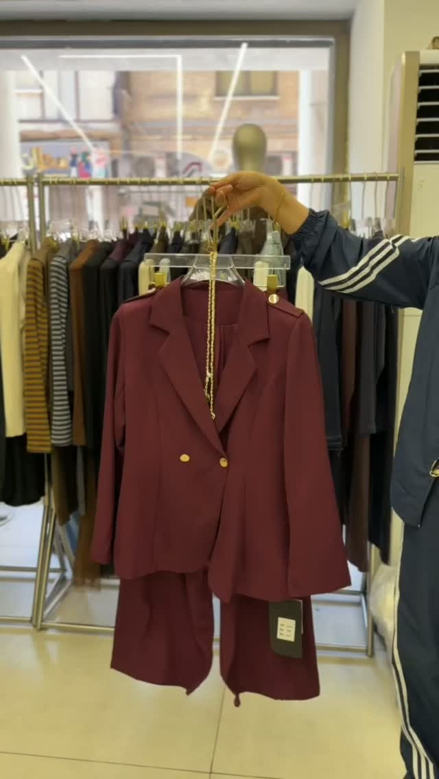 جديد ازياء دبي للالبسه النسائيه 👗 
التميز والاختلاف 💞🥰 
توفر قاط نسائي بهاري 🔥💞 
نوع القماش قبل ايطالي 
اصوات 38 الى 46 
الوان ماروني بستاشيو اسود نيلي جوزي 
سعر نقاط 60 الف
متوفر توصيل جميع محافظات العراق 🚗 
#ملابس_تركية #ملابس_بنات #زياد دبي#ملابس نسائيه#معرض منصور
