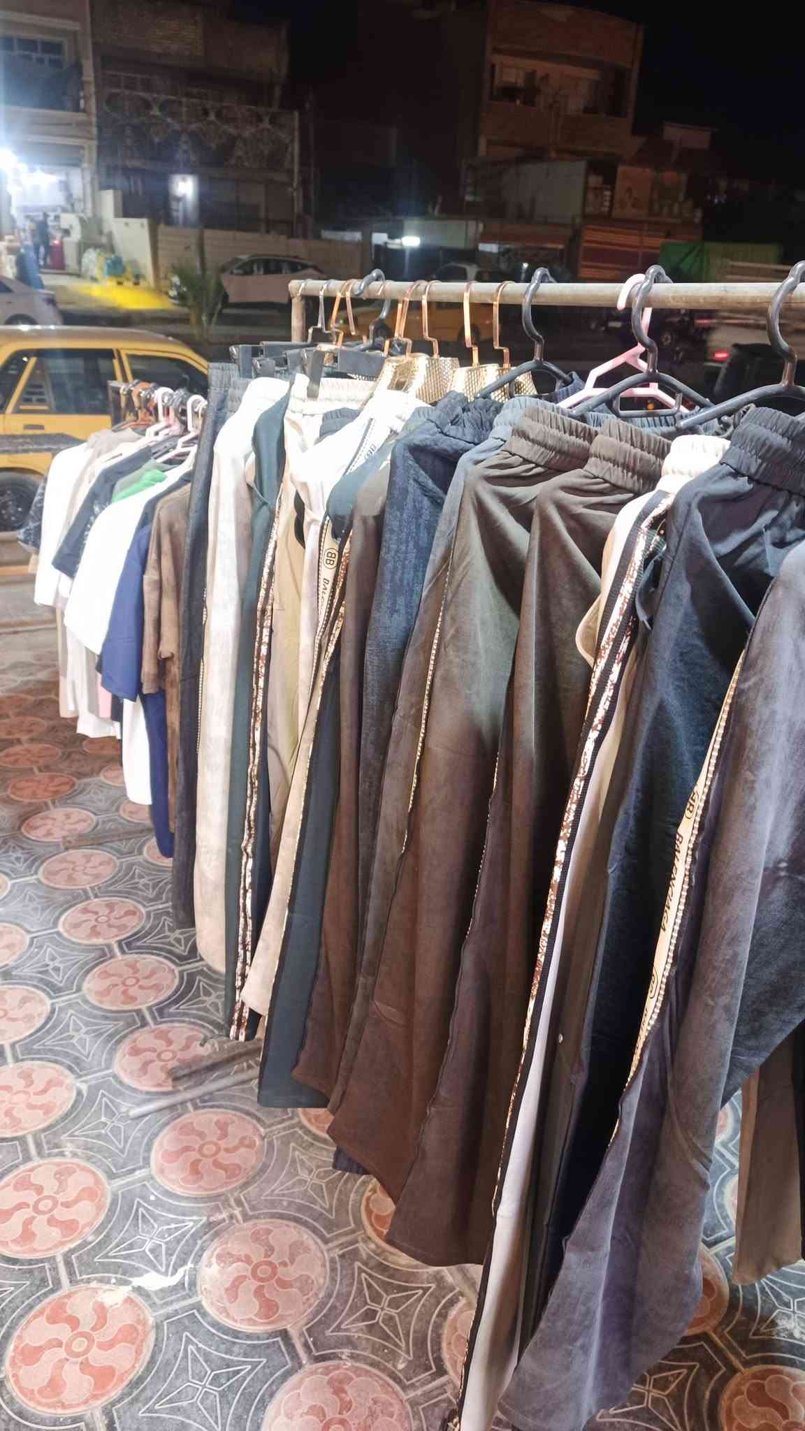 السلام عليكم متوفره غراض محل ملابس كامله  كله جديد سبب البيع عزلت المحل ومتوفره استانات حديد عدد ثنين متحركه وستانات جداري ثابته العنوان ميدنة الصدر الجوادر قطاع٤٤ السعر خاص ***********
