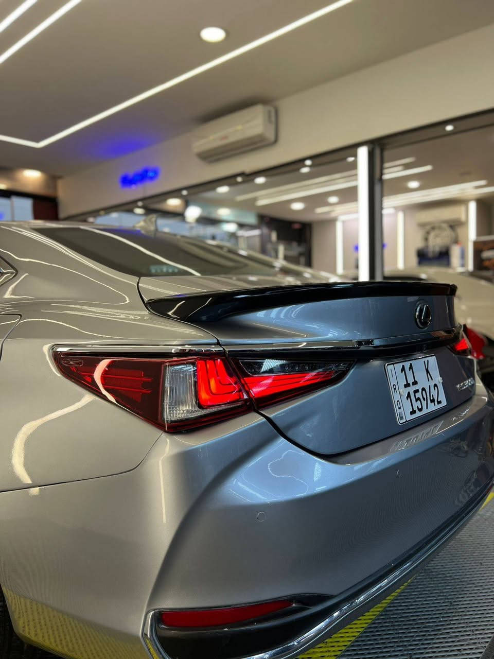 السلام عليكم للبيع فقط بدون مراوس
Lexus ES 300 h 2024 هايبرد 
السيارة فول مواصفات ١/١ 
ماشية 11 الف miles 
حادثها موضح بالصور  صبغ 3 قطع جنطه وباب وجاملغ خلفي نفسه راجع 
 وبيها باب معدل PDR بدون ايرباك بدون دواخل شواصي سليمه 
صور الحادث والتصليح ورقم الشاصي موجوده بالمنشور 
بعض من مواصفات السيارة 
كامرات 360 درجة 
حساسات امامي و خلفي 
رادارات امامي و وجانبي 
نقاط عمياء 
تحديد مسار 
مثبت سرعة تفاعلي شفتات ستيرن
تدفئة تبريد كشنات مع خرن ميموري 
تدفئة ستيرن 
فتحة سقف 
داتا شو 
نظام صوتي + دمام خلفي 
شاشة جبيرة نظام كار بلي وايرليس 
شحن لاسلكي  
مري شفط وكهرباء 
وبيها بعد هواي مواصفات معروفة 
السيارة جاهزة بدون نقص 
سعرها 265$
مكان السيارة بغداد اليرموك
***********
