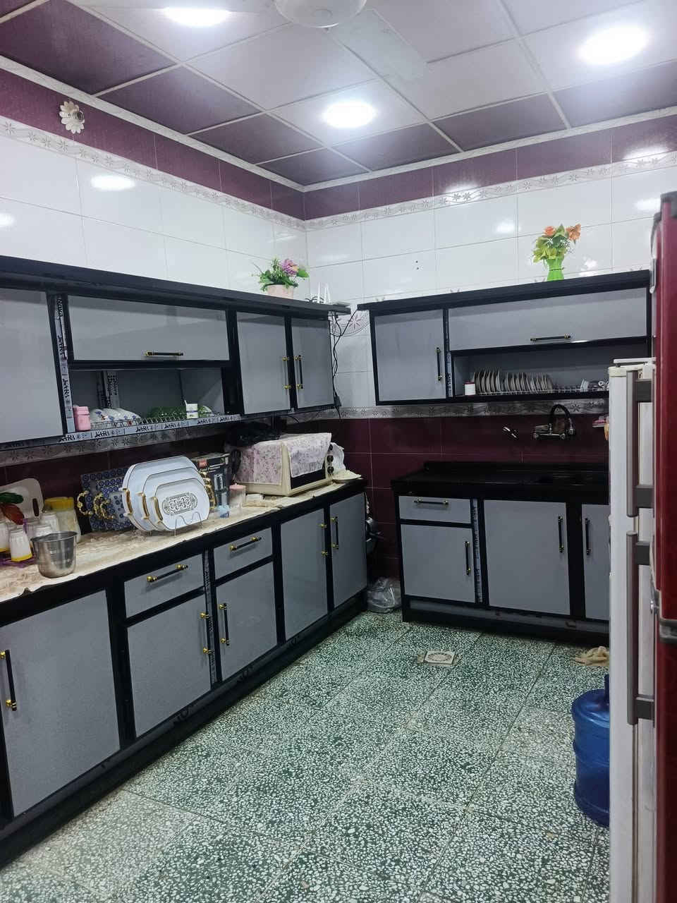 بيت ١٠٠متر للبيع حي النداء ب٥٩ صب كونكريت طابقين دبل فاليوم كامل مكمل 
استقبال ومطبخ وصاله وغرفه وحمامات داخليه وخارجيه والطابق الثاني ٣غرف وحمام سيراميك كاشي سقوف ثانويه 
بصف الركن قرب شارع ١٥ ومدرسة حسن نصرالله السعر ١١٥ 
***********
