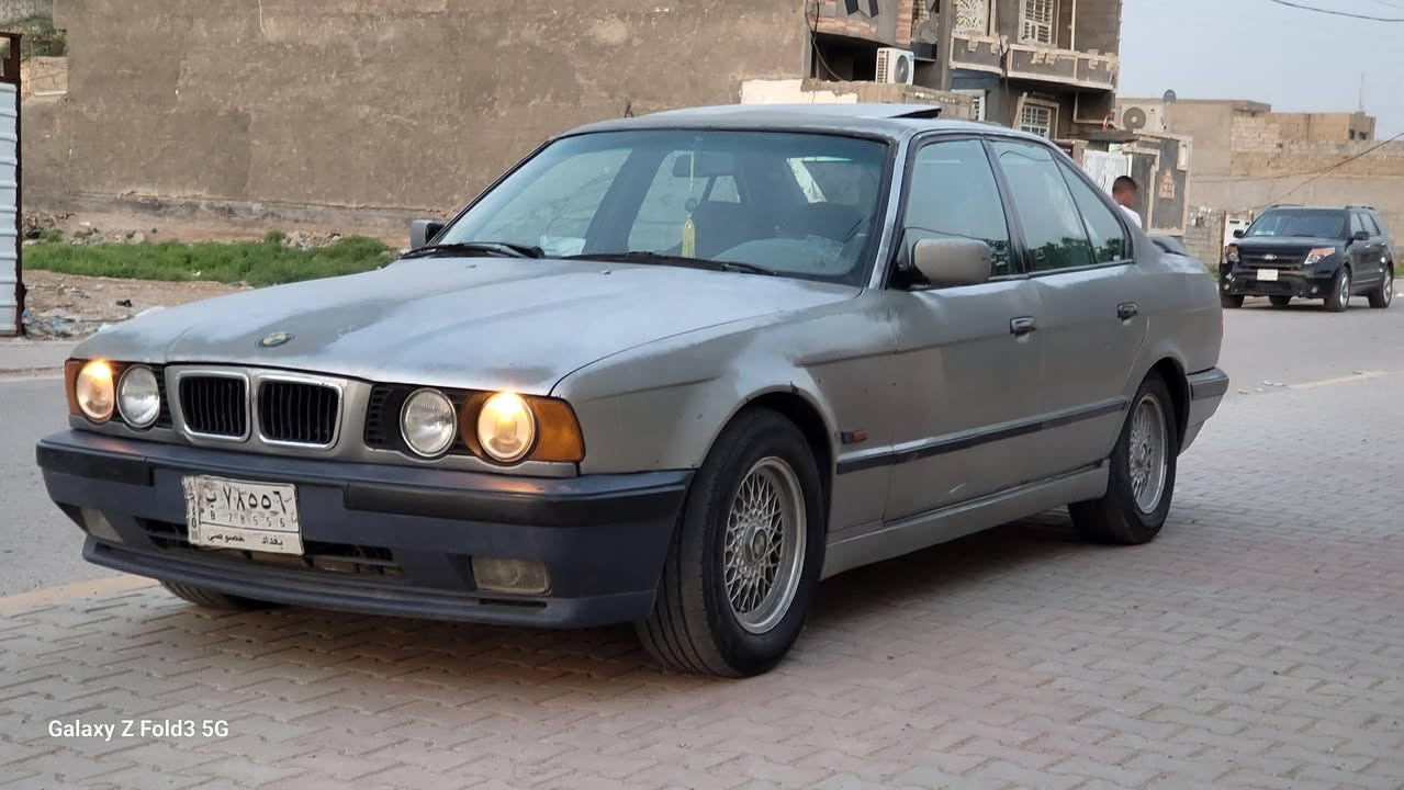 للبيع BM 535 e34
موديل 1989 
اصلها 92
فتحه 
كشنات جلد كهربائي 
تبريد ثلج 
كير مكينه شداهن حاويه 
كهربائيات كلها شغله 
صدر خلفي امامي 
بيها اكسل 3.15 يعني شلعه ومعدل 
السياره جارده حتاجلها صبغ بيها طخه جاملغ خلفي 
السعر 39 وبيها مجال بسيط عنواني بغداد ابو غريب صناعه حي الرساله 
***********
