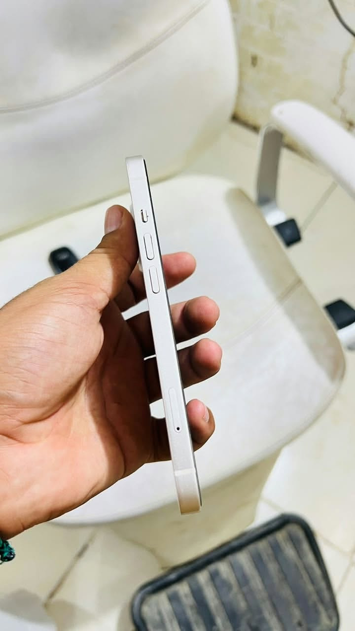 ايفون 13 • بطارية ٨٧٪ • كارتونه وكيبل