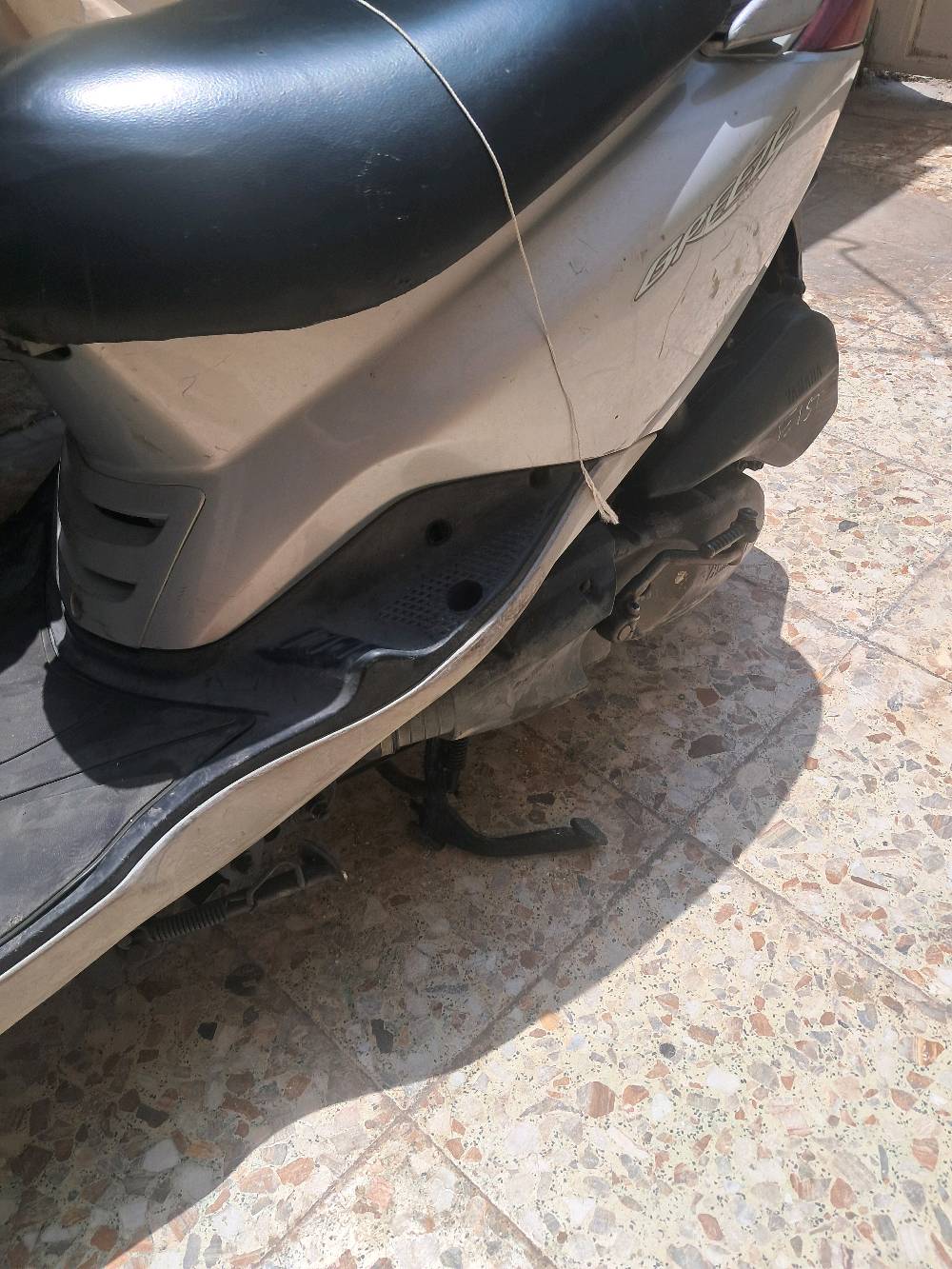 هذي سكوتر ياماها بريز للبيع، ماشي 75725 كم. شكلها نظيف ومستخدمة استعمال طبيعي، ومجهزة بواجهة واقية وكعدة مريحة. مناسبة للاستخدام اليومي والتنقل داخل المدينة، واللي يحب يفحصها بنفسه أهلاً وسهلاً.