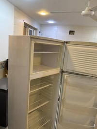 ثلاجه للبيع نظافه ٩٠٪ اخت جديده السعر ١٥٠الف مكان بغداد 07700228223