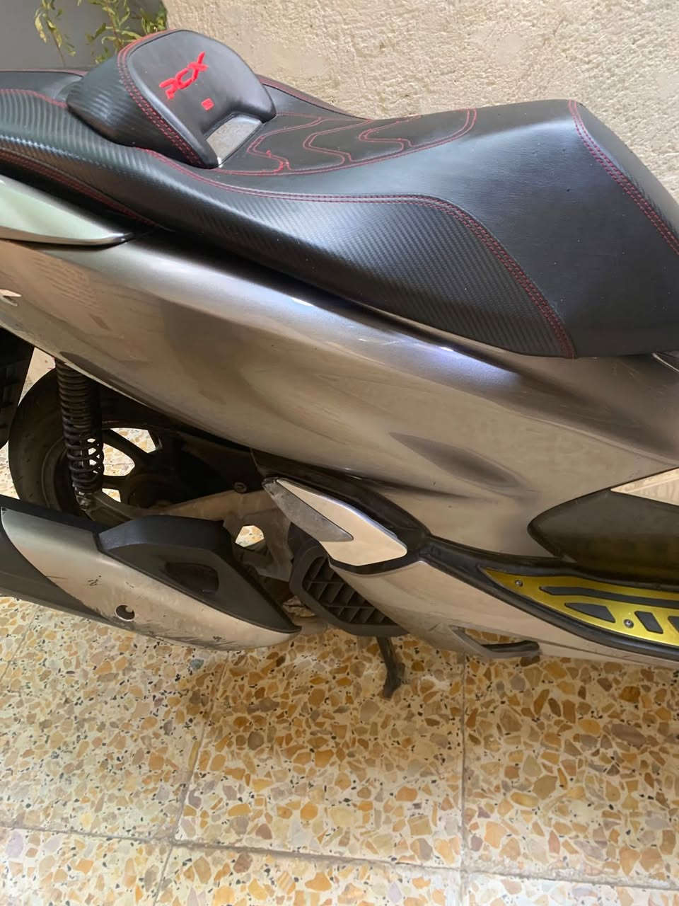 السلام عليكم دراجه pcx  موديل 2022جيل الثالث ياباني ياباني Jf جديده ماشيه 44 كلها شغاله وياها بصمتين وسويج طوارئ  نضيفه  بمعنى الكلمه اللون فيلي مميز بحاله وكاله مامتعوبه محرك ناعم وبيها اضافات تزويد  مرتبه كفاله عامه

    مكاني الكماليه ***********
