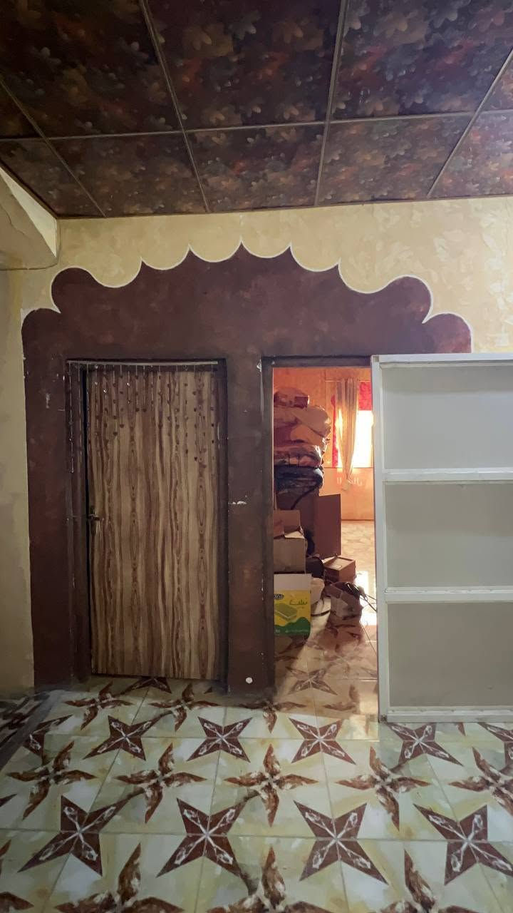 دار سكن بنظام الطابقين بمساحة ٢٠٠ متر 
نوع العقار/ طابو صرف عرصه تحويل مباشر 
…
السعر المطلوب 
 ١٣٠ مليون وقابل للتفاوض 
مع الاثاث والصالون النسائي 
…
الطابق الارضي يحتوي على 
غرفتين منام/صاله/استقبال/مطبخ/صحيات داخليه وخارجيه/صالون نسائي /كراج مسقف 
الطابق الاول يحتوي على 
غرفتين منام/صاله/مخرج سطح
…
الموقع 
ابي الخصيب_الطريق الوسطي_قرب المستشفى الصيني 
يبعد مسافة ٥٠ متر عن الوسطي ومسافة ١٥٠ متر عن سايدين العوجة 
…
للأستفسار 
***********
