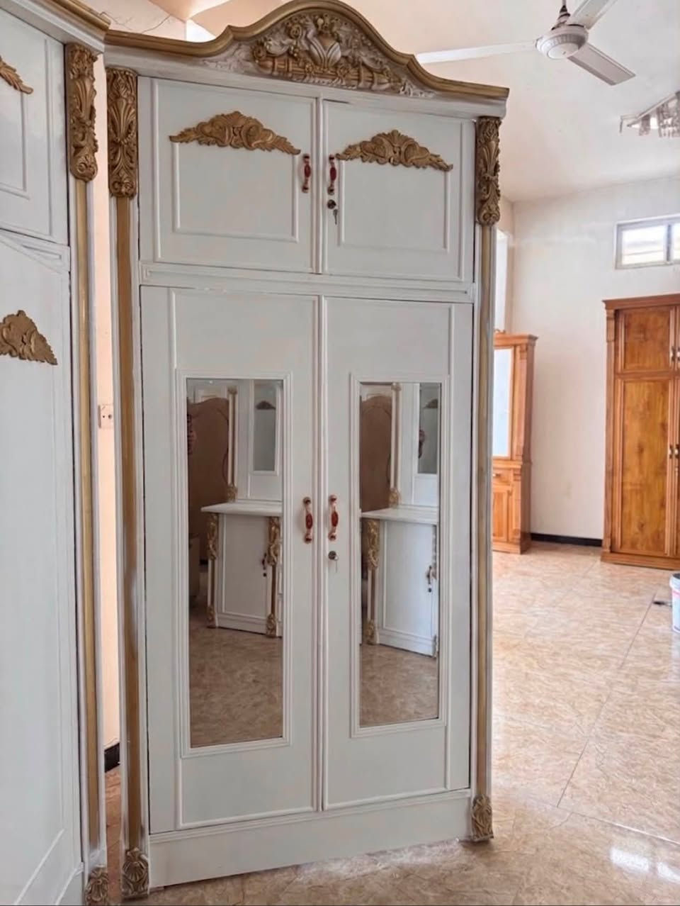 سلام عليكم غرفه عراقيه مستخدمه استخدام قليل موديل مسرح الغرفه نجاره  عراقيه لون ابيض ما بيه اي كسر صبغته حلوه الغرفه ضخمه وثكيله  مثل ما موضح بل صوره توجد خدمه توصيل لكافة المحافظات لي حاب يتوصل وياي يتصل على هذه رقم 
***********
