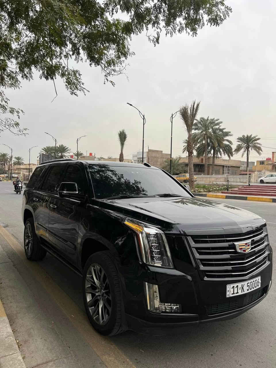 كاديلاك اسكاليد 2020 بلاتينبوم بسعر خيالي
بلاك ( خـليـجـي ) ماشيه 90 الف كيلو

مكفوله من الضرر والصبغ رقم بغداد بأسمي 
رقم مميز 5006

السياره فول 1/1 

السياره فول ومعروفه للجنايه 

سيارة  نظيفة كلشي عل بلاد لوك 

باسمي السنوية بشرط تحويل ثاني يوم 

مكان السياره كربلاء

><><><><><><><><

محرك  : 8 سلندر 6.2 ‎
كير 12 نمرة
====——====———====

السيارة احلى من الصور 

====——====——=====

‏‎ 

‏‎مواصفات فــول⚜️

تشغيل عن بعد

‎سلايد

‎شاشة كبير 

‎شاشة لمس

‎ثلاجـة

نضام اصطفاف ذاتي 

نضام قياده sport

نضام قياده في الثلج 

نضام قياده اقتصادي 

‎صندوك شفط

مساج للكراسي الامامية

‎كشن جلد

‎كشن تبريد تدفئة 

‎كامـرة 360 

‎حــساس خلفي امامي

‎خمس  كامـرات5️⃣

‎شحـن موبايل 

‎كلا كشن ayepat 

‎كامـرة فـوول HD

‎يدة بصمة 

‎ ليـد دوسـة ويده باب 

‎دوسـة كهرباء

‎كامـل زينون 

‎رادار امامـي و خلفــي 

داخـل السيارة بيجي

‏‎كشـن خزن

‎كامــل سماعات بلادي

‎داتا شو 

‎مرايات الجانبـي رادار 

‎قاصــة

كشنات الخلفـي كهربائية

***********

نص مكتوب في الصور:
- 16 منشور Ali 2 أعجبني تعليق إرسال مشاركة 2 11 K 50006 1 أعجبني تعليق إرسال مشاركة
