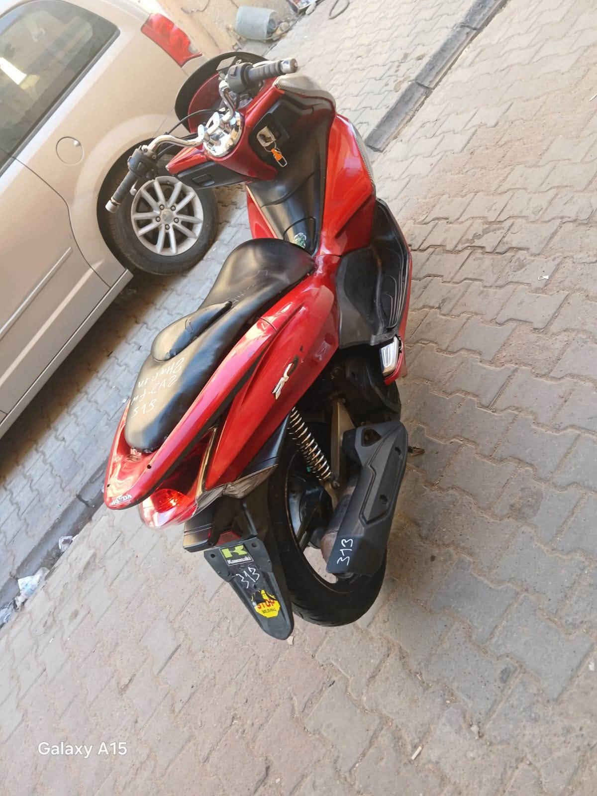 دراجه pcxجيل اول   دراجة  كلها ابلاديه شرط النضافه دراجة مال رمبه مال معرض المديل 2016 ماخذها رمبه اوراق المعرض موجوده يعني مو مال شارع السعر مليون و350الف 
حساس ازدحام كفاله عامه الدراجه على ايدي شوفت عينك ياباني الاصليJF جديده مكاني بغدادالكرخ اي استفسارالاتصال على رقم ***********

نص مكتوب في الصور:
- Galaxy A15