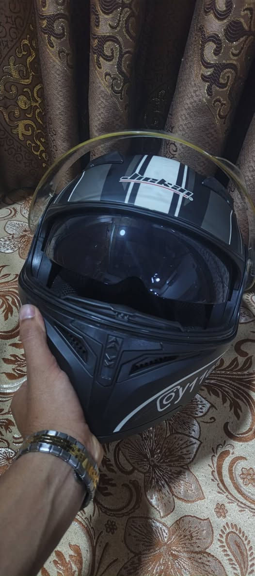 خوذه للبيع حاصلة على شهادة DOT العالمية للسلامة  الخوذه اصلية مستخدمة شي قليل نظيفة وحلوة بيها نظاره شمسيه و 4 فتحات تهويه وفك قلاب مكاني موصل ايسر حي الصديق  رقمي *********** سعرها 60.000 وبيها مجال للطيب وابو الدلفري ياخذ عيوني
