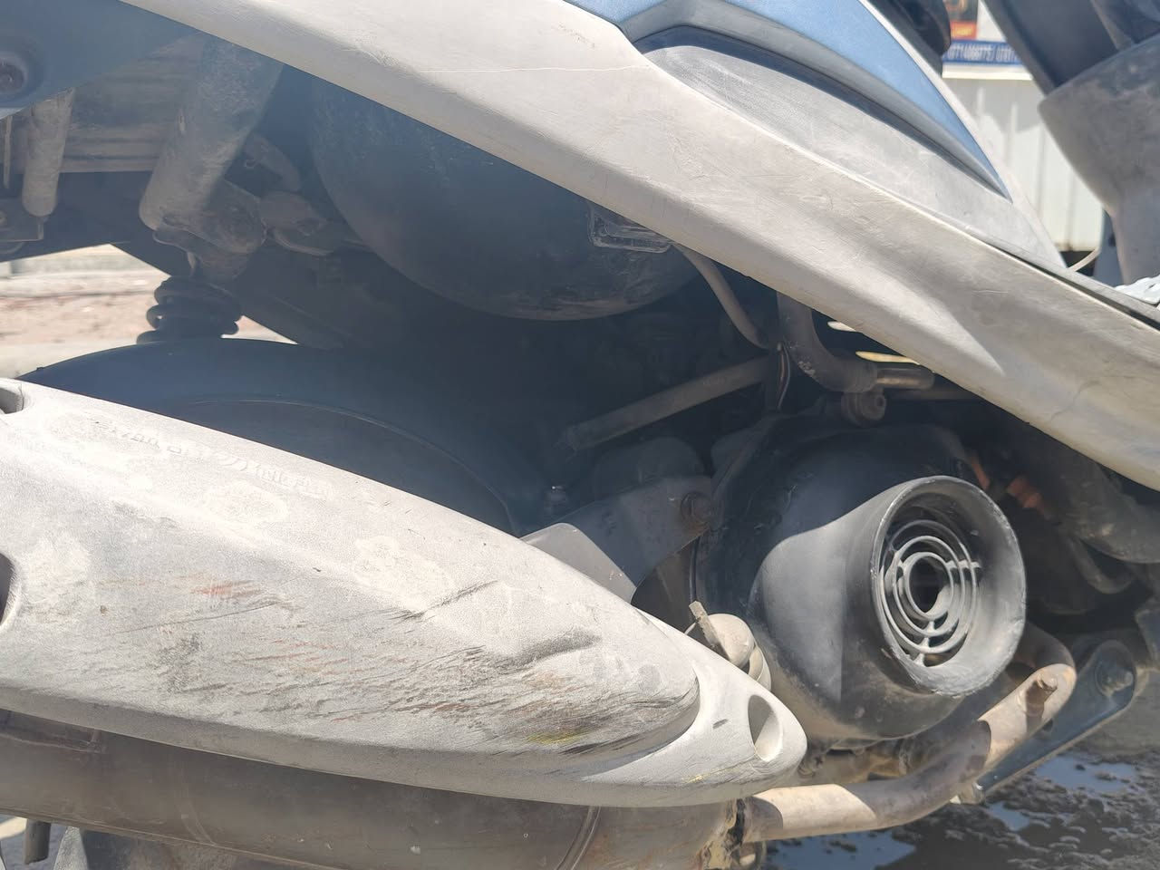دراجه ماكس منغولي الدراجه نضيفه لا مفتوحه ولا مجفته بس شويه الكفرات مضرره الدراجه كامله الاستاند تعليك موجود قبضات الاصليه ول مازده موجوده ويه اضويه 3 ويه فيشه مال اضويه اشتري شغاله المكان بغداد البنوك سوق الميثاق السعر 600 وبيه مجال ***********
