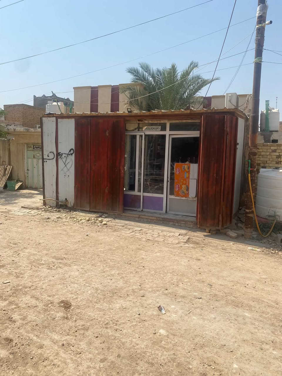 واجه محل سندويج. مع جام خانه. مع ٢باب سلايت 
باب دفتري حديد للاستفسار الاتصال 
***********
العنوان   نصر. حي العسكري٢ خلف مستوصف الزهراء
