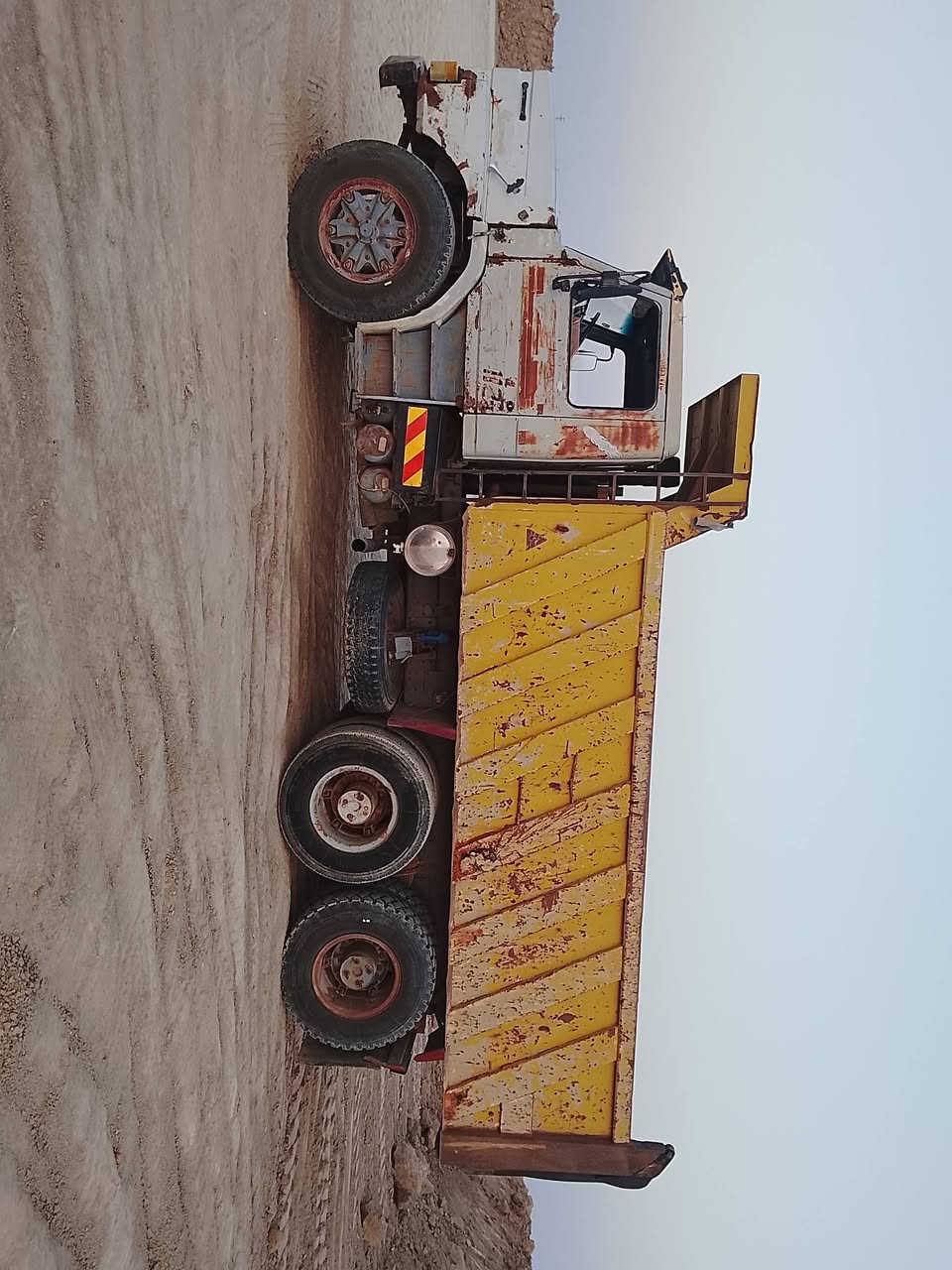 شاحنة • بدون تفاصيل
