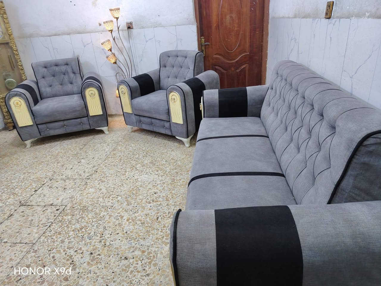 سلام عليكم عندي تخم عشر مقاعد تكمه تزكام مابي اي ضررر مكان منصور الوشاش يوجد توصيل داخل بغداد بكروه هذا رقمي *********** سعر 250 
@إشارة

نص مكتوب في الصور:
- HONOR X9d
