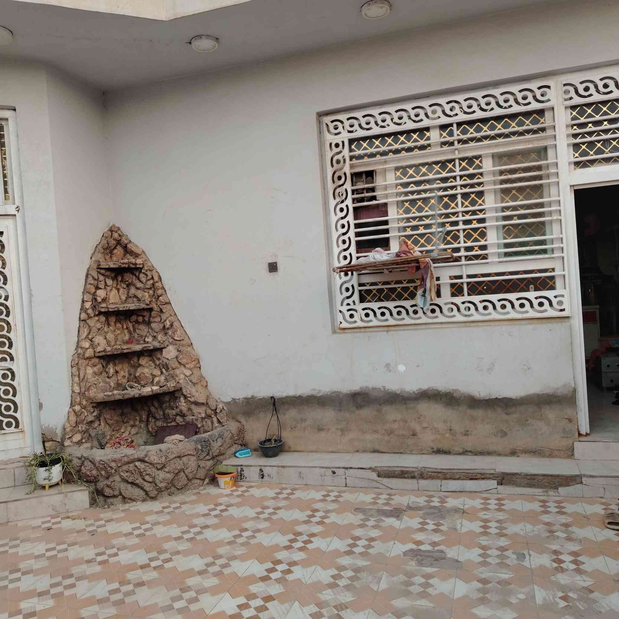 بيت للبيع نظيف جدا 200م البناء مسلح حديث 2نوم صاله مطبخ وصحيات براني كراج سياره سادس بيت عن الشارع العام حي الزيتون سعر 165مع المجال 
***********
