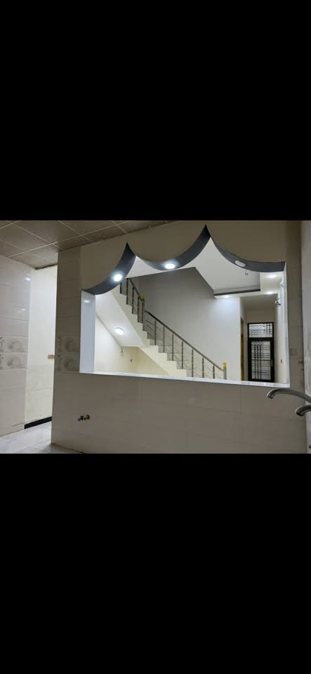 ￼ دار للإيجار كربلاء حي الصمود المساحة 100 متر طابقين غرفتين نوم صالة استقبال مطبخ حمام عدد 2 الدار يحتوي على خط مولد وتانكي ماء عدد 2 وماطور ماء ومغاسل الدار جديد جداً المطلوب عائله صغيرة للاستفسار الاتصال على ***********￼سعر الايجار 550 قفل غير متوفر على الفيس
