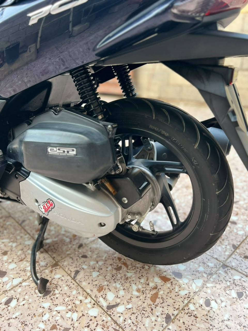 السلام عليكم pcx جيل الثاني ياباني الأصلي جميع المواصفات بيه موديل 2017 بيه نواقص المكينه تصرف دهن وشخوط قليله بالكفرات ماشيه 19000 السعر مليونين وبيه مجال للطيبين  أذا أتريد تفاصيل أكثر أتصل وتدلل موبايل *********** بي وات ساب وخاص العنوان ديالى بعقوبه حي المعلمين
