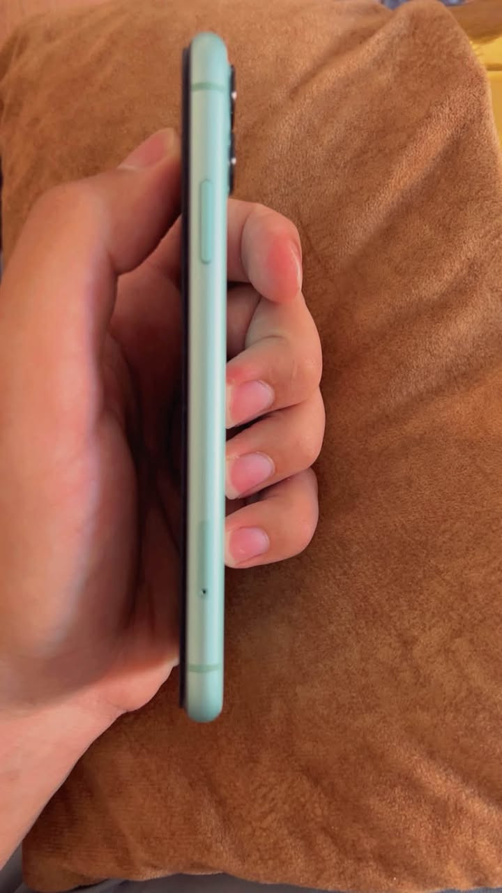 أيفون 📲 11 عادي 
فول نضافه 
وكلشي عالبلاد مامبدل اي شي بي انطيك يا بشرط 
مامفتوح 
شاشة بلادي وبطارية بلادي مساحة 128 
دبل سيم كارت 
بطارية 73 بلادي لا مبدل ولا مرفوع
ويا كفرات عدد 6 
السعر خاص أو عالرقم واتساب 
‏***********
