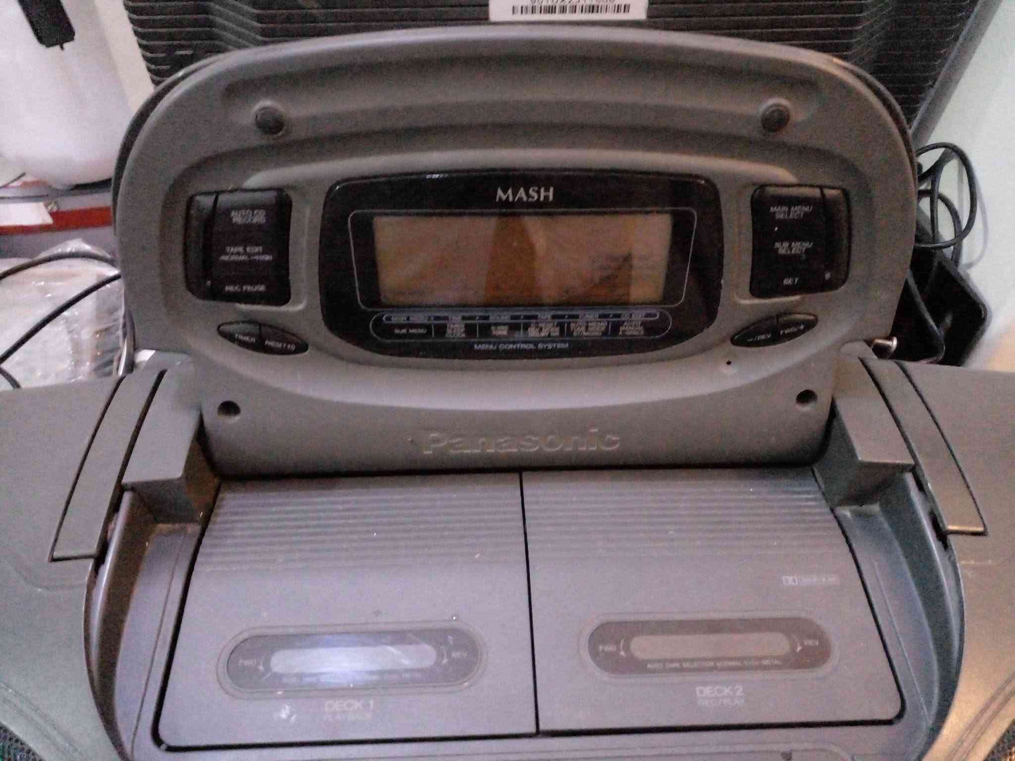Panasonic RX DT  75
الاول يعمل فقط راديو 
الثاني يعمل راديو وCD
كهرباء 220فولت
البيع الجهازين  معا سعر 120 الف 
بغداد شارع فلسطين لايوجد توصيل
