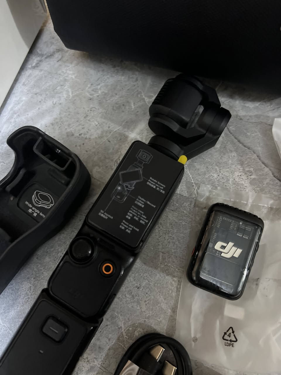 للبيع كاميرا DJI Osmo Pocket 3 النسخة الكاملة (Creator Combo)، بحالة الجديدة تماماً وبكامل اغراضها وملحقاتها الأصلية.
⚙️ تفاصيل الحالة:
الكاميرا مصورة قليل كلش وبحالة الوكالة.
لواصق الحماية والتعليمات بعدهي ممفتوحة على بعض الملحقات.
استخدام خفيف جداً وخالية من أي شخط أو مشكلة.
📸 أهم الملحقات:
DJI Mic 2 مايك لاسلكي احترافي مع مانع الهواء (Deadcat).
Battery Handle مقبض بطارية إضافي لتمديد وقت التصوير.
Wide-Angle Lens عدسة عريضة مغناطيسية.
Mini Tripod ستاند ثلاثي صغير.
الحقيبة الأصلية (Carrying Bag) + الكفر الحامي + العلبة والكيبل الأصلي.
📍 المكان: [بغداد /] 💰 السعر: [630 ] 📞 للتواصل: [*********** ]

