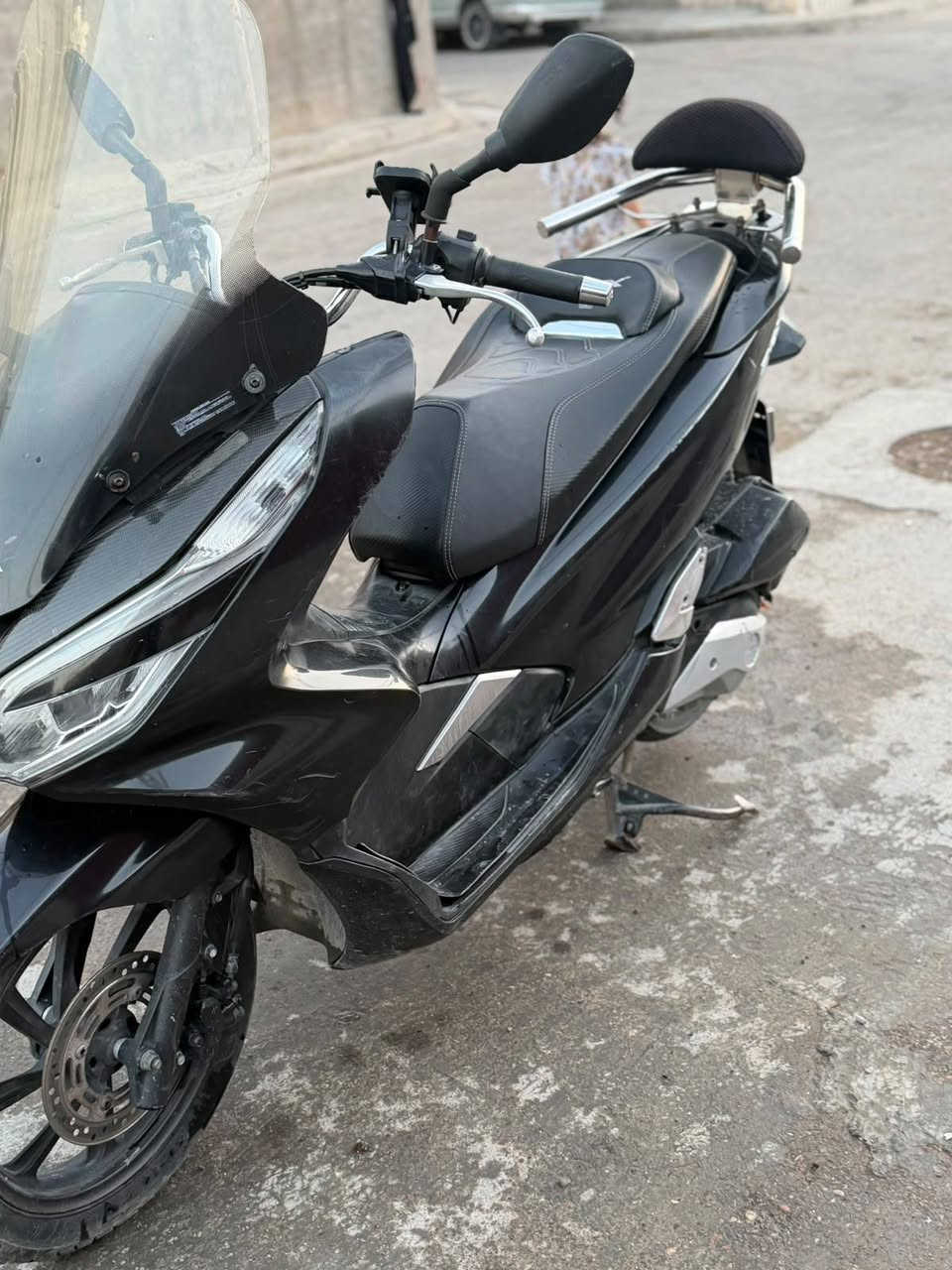 السلام عليكم ورحمة الله وبركاته
للبيع
دراجة Honda PCX جيل ثالث ماليزي.
دراجة نظيفة كلش ما ناقصها شي 
مكان الدراجة بغداد الشعب 
 السعر: 13 ورقة، وبيه مجال حگ الجية
***********
