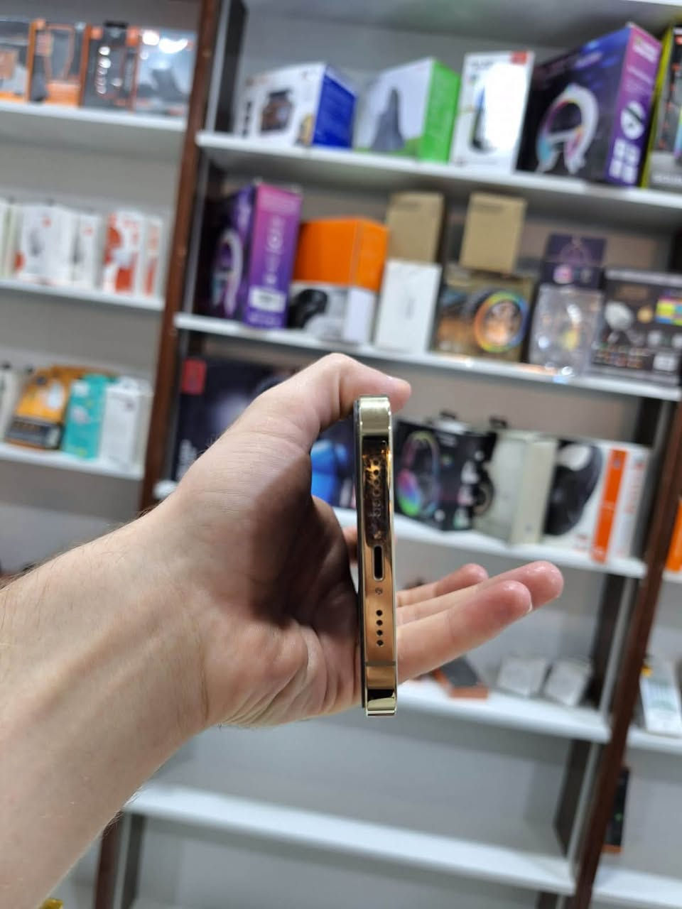 12 PRO MAX للبيع
نسخة الشرق الاوسط 
جهاز كلش مرتب مبدل بي فقط شاشه و كامره شرط الكامره اصليه من الشركه و كله شغال الجهاز 
البطاريه بلاديه خدمه 75 بس ما يصرف هواي 
دبل سيم كارت 
ذاكره 256 
السعر خاص مكاني الدوانم شارع المكاتب مقابيل عمارة الزيتونه و هلا بيكم 
للتواصل ***********
