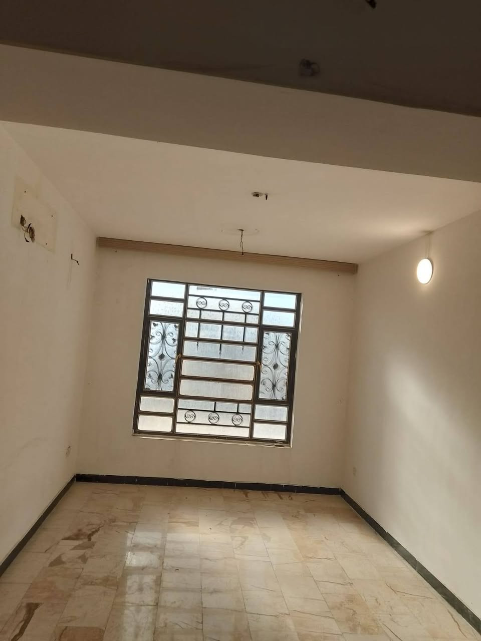 بيت للبيع في منطقة المشتل زراعي ٢٠٠ متر ٣ طوابق  البيت فارغ الطابق الأول استقبال كبير مع حمام معزول صالة كبيرة مطبخ كبير مع الكاونتر مناور ٢ غرفة نوم حمام تواليت الطابق الثاني ٣ غرف مع بلكونات ٣ مع صحيات الطابق الثالث سويت كامل الاتصال على الرقم ***********
