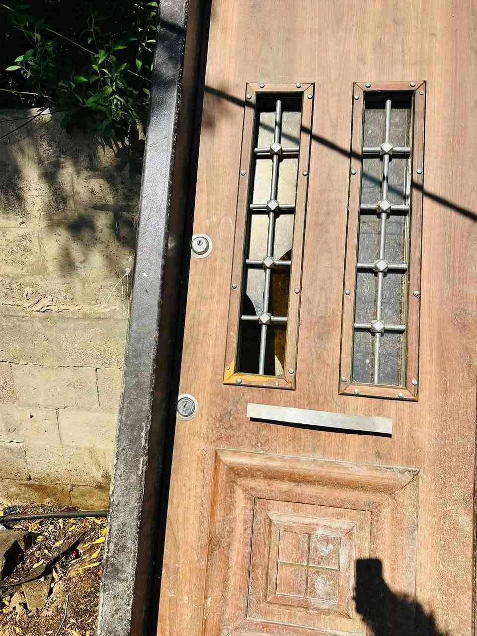 سلام عليكم باب قاصه للبيع نضيفه كلش  نضافته 80:/100يحتاجله جامه او غسل تغسله لا مشخطه ولا مضروبه العنوان بغداد الاعضميه قيم وخذ الرقم ***********
