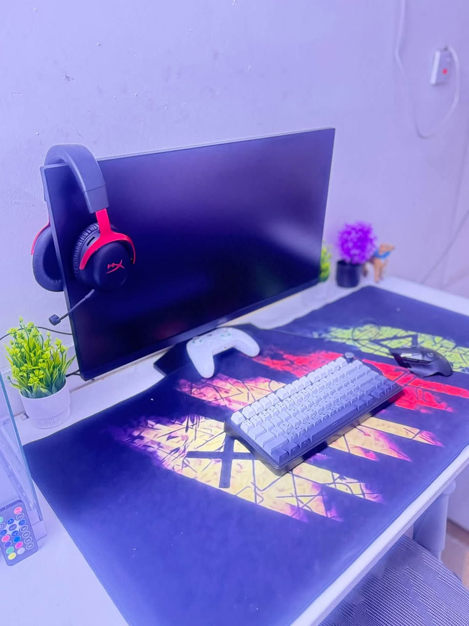 � للبيع تجميعة PC Gaming كاملة وبمواصفات قوية جداً 🔥
للبيع تجميعة نظيفة وقوية، مناسبة للألعاب الثقيلة، ألعاب الأونلاين، الدراسة والمونتاج، والجهاز جاهز للاستخدام 🎮🔥

🖥️ مواصفات الكمبيوتر:

🎮 كرت الشاشة: PNY GeForce RTX 5070 12GB
🧠 المعالج: AMD Ryzen 7 7800X3D
🧩 اللوحة الأم: MSI B850 Gaming Plus WiFi
💾 الرام: 16GB DDR5 — قطعة واحدة
💽 التخزين: SSD سعة 1TB
❄️ التبريد: تبريد مائي ROCK قياس 360mm
⚡ الباور سبلاي: Segotep 750W
🖥️ الكيس: ROCK Vortex
السعر 3مليون و 100

🎁 الملحقات ويا الجهاز:

🖥️ الشاشة: AOC Q27G4QE
▫️ دقة QHD 2K
▫️ تحديث 180Hz
▫️ استجابة 0.5ms

السعر 270
▫️ NVIDIA G-SYNC

⌨️ الكيبورد: Attack Shark L8
▫️ ميكانيكي
▫️ RGB
▫️ Tri-Mode

🖱️ الماوس: Logitech G502 HERO
سعر الكيبورد والماوس 120

🔌 UPS: The ROCK Online UPS 1KVA
سعر اليوبي اس 180

سماعه هايبر اكس كلاود ثري 3 🎧
السعر 110 
الميز هم للبيع ب 80 الف

تجميعة متكاملة وقوية، والقطع موجودة كراتينها.
البيع كامل مع الشاشة والكيبورد والماوس والـUPS.
كل شيء سعره جوه 
التواصل 
على خاص
الواتساب ***********
