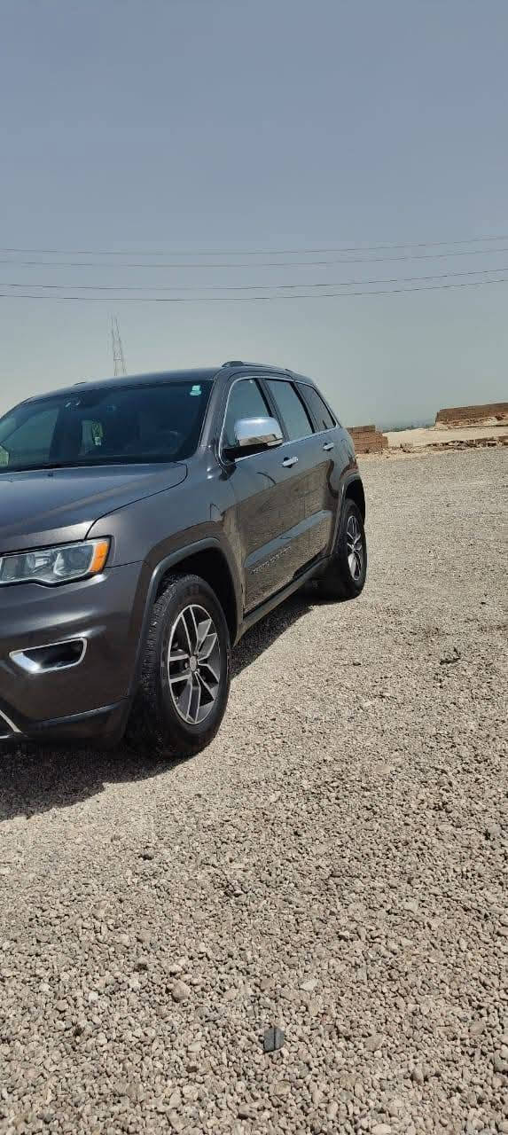 سلام عليكم
للبيع: جيب جراند شيروكي (Grand Cherokee Limited) موديل 2019
​المواصفات والتفاصيل:
​النوع والفئة: جيب جراند شيروكي - ليمتد (Limited).  
​الموديل: 2019.
​الرقم / التسجيل: رقم أربيل / شمالي (22 H) جاهز للتحويل.  
​اللون:  (نفطي)   
​نظام الدفع: دفع رباعي (4x4 Quick Order Package).  
​الحالة العامة: السيارة بنظافة ممتازة جداً وبحالة جيدة جداً كما موضح بالصور.  
​المواصفات الخارجية: جنوط ألمنيوم وكالة، كشافات، لمسات كروم على المقابض والمرايا، حساسات.  
​الشروط والصيانة:
​محرك وقير وشاسي بحالة ممتازة وجاهزة للفحص.  
​جاهزة للبيع المباشر والتحويل بدون أي معوقات.  
​السعر: [235 وبيها مجال ]
: [ الكيلومترات180 كم]
مكان المعاينة: [الانبار قضاء حديثه]
للتواصل والاستفسار: [‏‪***********
