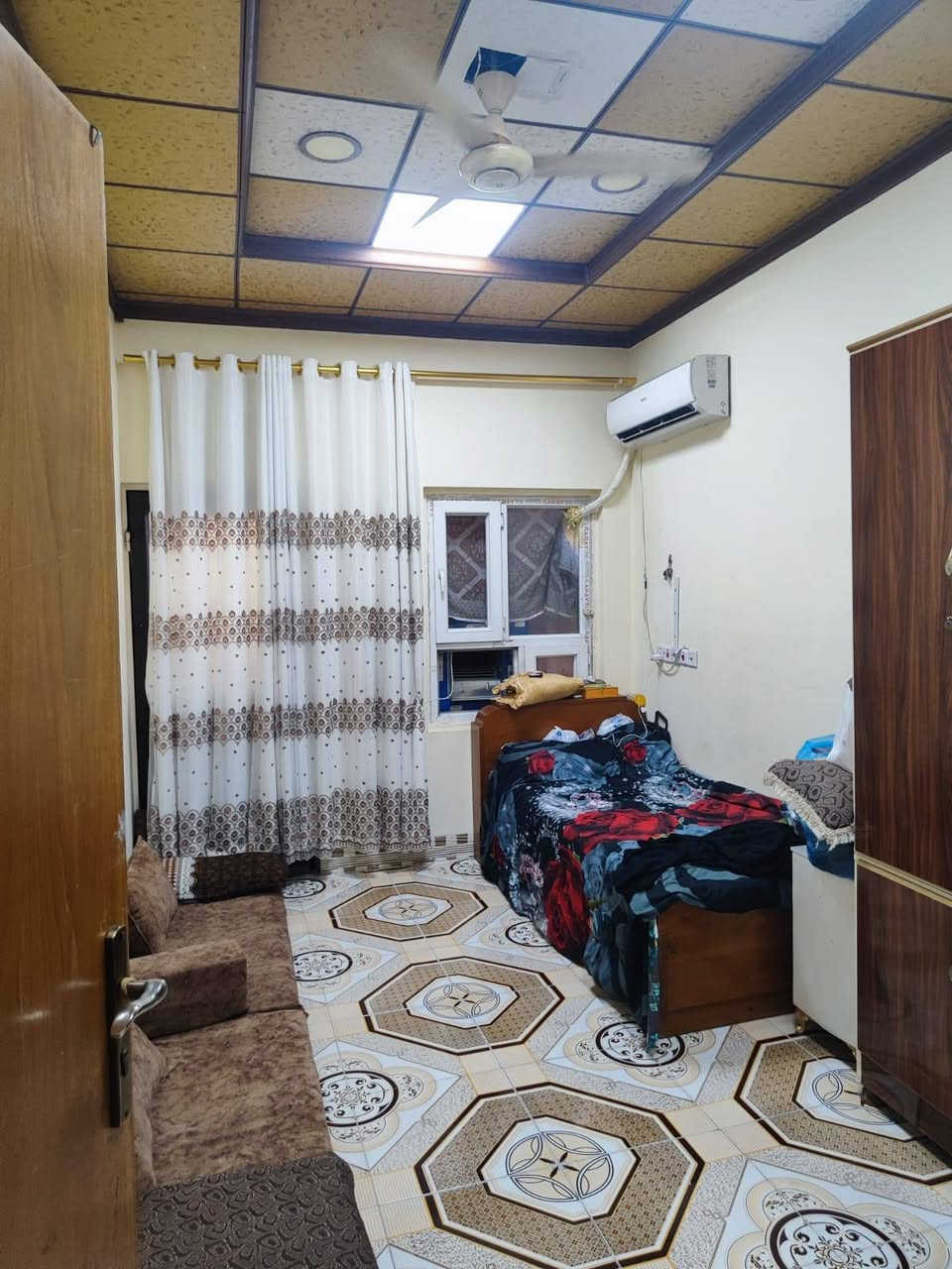 دار للبيع ١٨٥ متر طابو واجهه  ٨ متر الاربع بناا حديث فول سيراميك يتكون من ٥ غرف نوم ومطبخ واستقبال وصحيات للطابقين   عنوان الدار كركوك حي النصر فرع عريض ٢٠ متر ***********سعر
