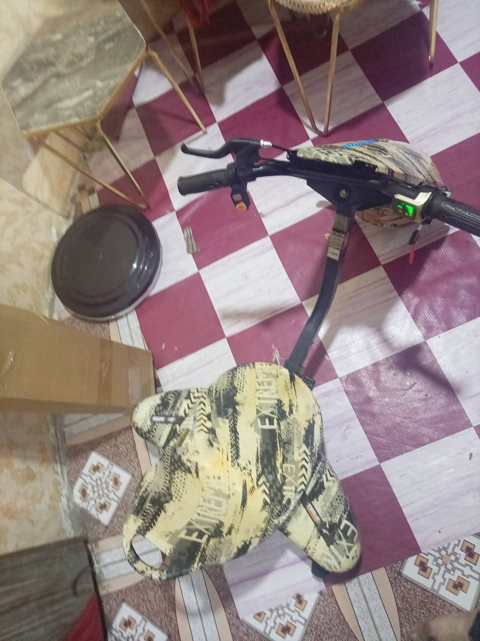 السلام عليكم سكوتر للبيع نضيف ويتحمل وزن  من 120 السعر 135 هاذ رقمي ***********
