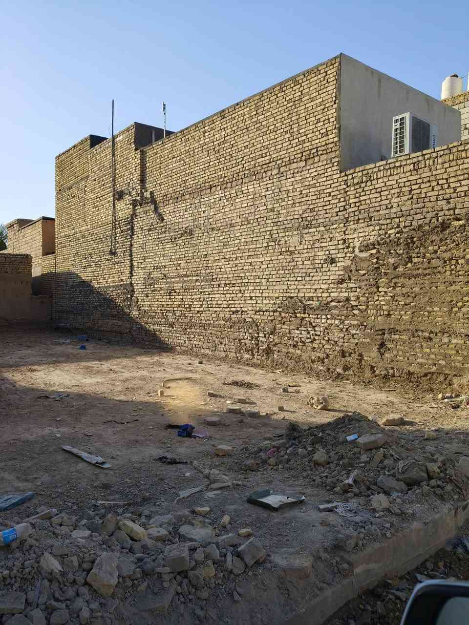 قطعه للبيع في حي الشهداء قرب شارع العالم مساحة 200مترالسعر 180مليون مع المجال مكتب التساهل العقار ***********

نص مكتوب في الصور:
- قطعه ارض للبيع
