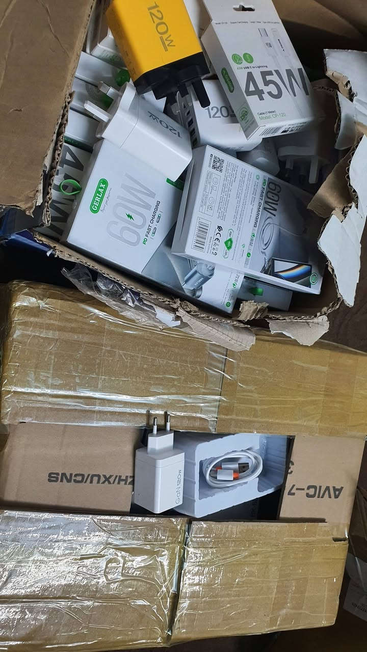 السلام عليكم روس شواحن 120 واط بالة اصلي مع كيبلات تايبسي وايفون
العدد 40 راس شاحنه 
60 كيبل 

ابيع شلعة 
السعر 180 الف قفل 
تطلع عليك القطعة اقل الافين دينار تقريبا 
تفيد اهل محلات وبسطيات
اذا مهتم اتصل او راسلني واتساب ***********
