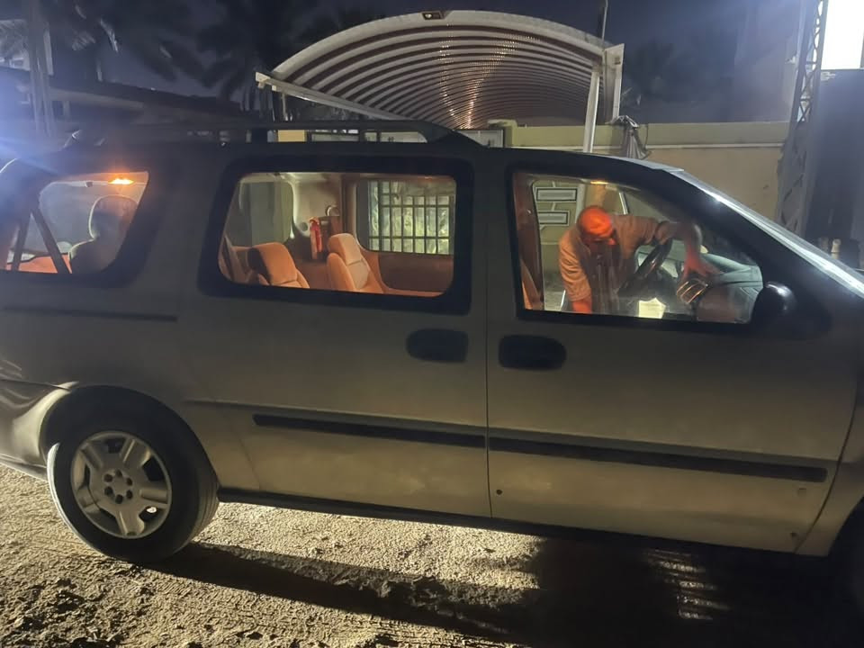 شوفر بااندار ٢٠٠٨ مال عائله ٧ راكب 

كير مكينة تخم تاير كله جديد
ضررها معجون بالنيد وطخه جاملخ 
سعرها ٧٥ وبيها مجال 
***********
