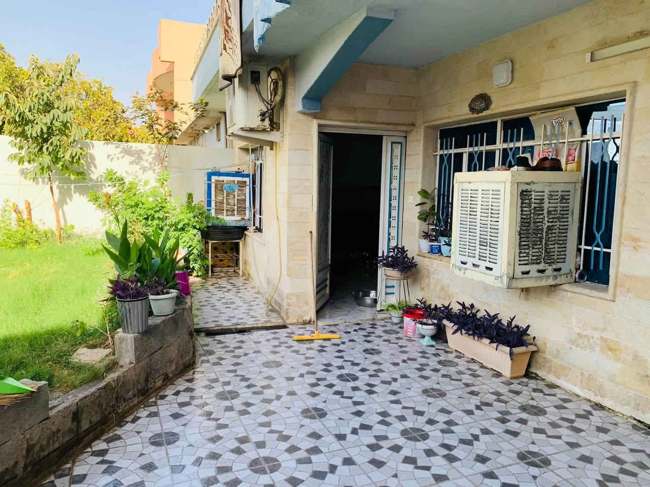 عندي بيت مساحته ٢١٤ متر طابقين جبهه ١٢ متر  طابق الأول غرفتين نوم وهول واستقبال ومطبخ وكراج وحديقه وتواليت خارجي واجهة البيت كلها حلان والطابق الثاني ثلاث غرف نوم وهول ومطبخ وخدمات وبيتونه كاشي والسطح كاشي أيضا سند طابو الزهور تحويل مباشر الطابق الأرضي محدث سيراميك وسقوف وأبواب بلاستك   قرب عداديه فاطمه الزهراء حي التاميم السعر 225مليون اتصل *********** أو ***********@
