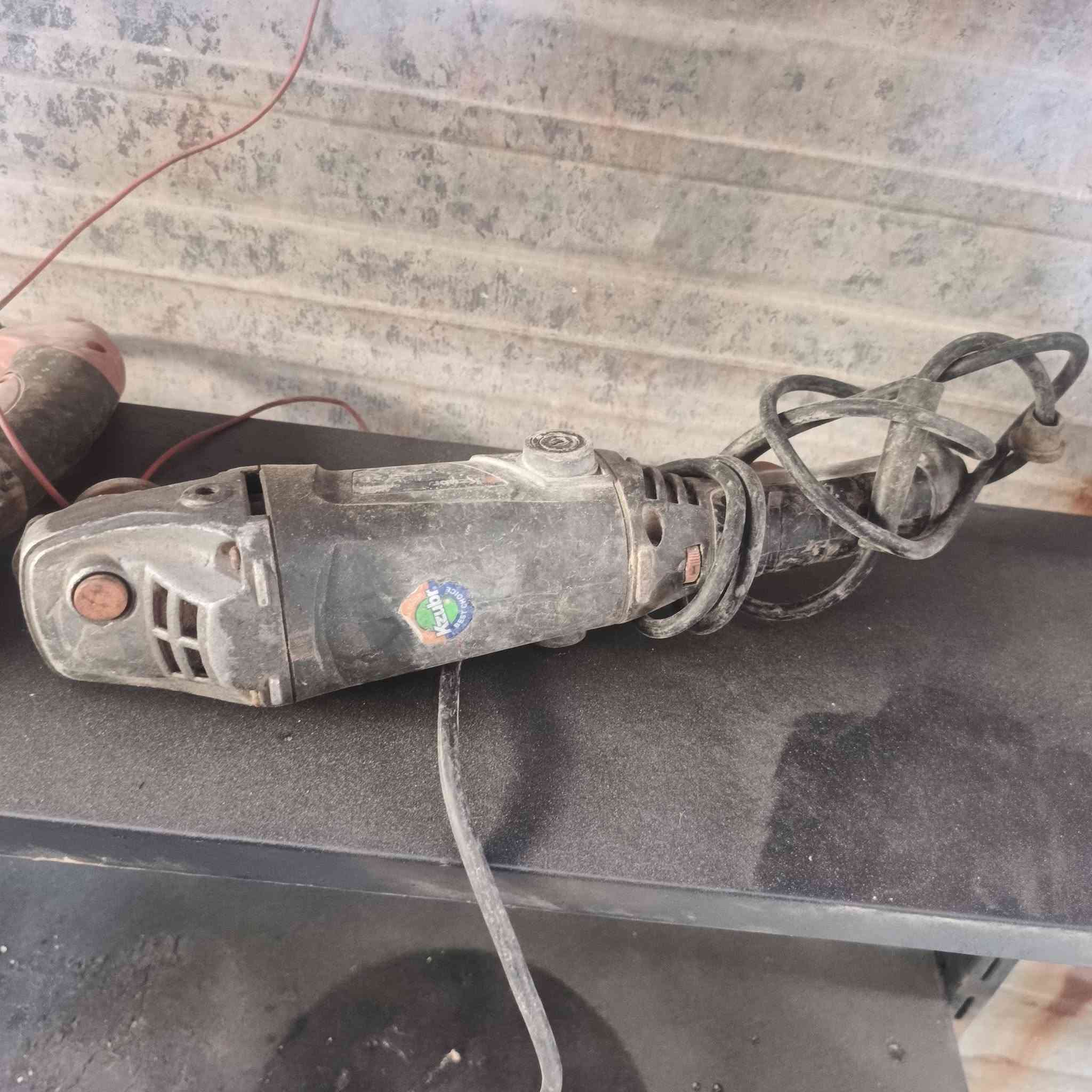مكينه لحيم
دريل كهربائي
كوسره
دمام حجم كبير
دمام حجم وسط 
بنكه سياره 
موطور مبرده 
فدرالييه
ميز حديد رفوف 
كلهم شرط شغل 
سعر مناسبه تفضل واتساب
***********
